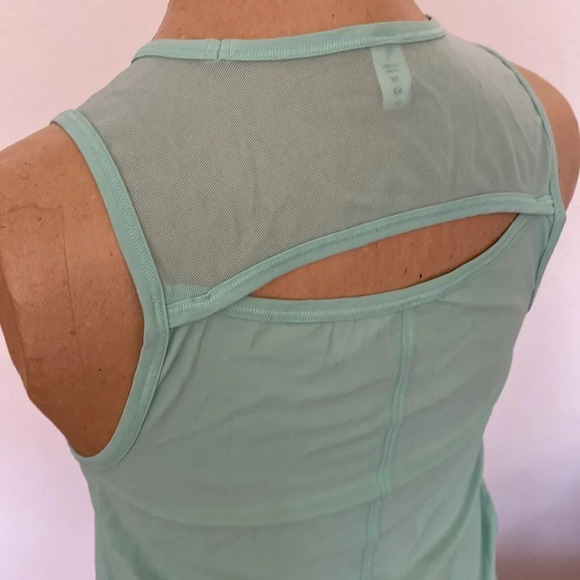 Lululemon sz 2 turquoise tank top with cutout - Picture 6 of 6